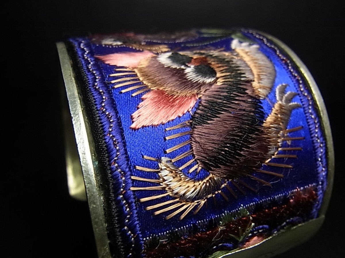 画像6: 貴州省ミャオ族の刺繍古裂バングル(苗銀)　Old embroidery Miao silver bangle　 (6)