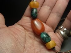 画像7: チベタン・ペマラカ、ターコイズ（YU）と琥珀玉のチョーカーネックレス　（ tibetan beads neckless） (7)