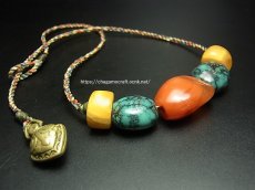 画像1: チベタン・ペマラカ、ターコイズ（YU）と琥珀玉のチョーカーネックレス　（ tibetan beads neckless） (1)