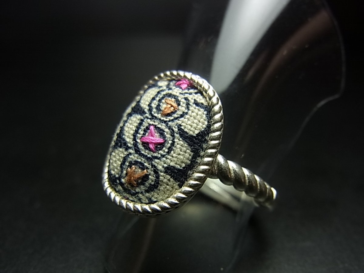 画像3: 貴州ミャオ族の藍印花布・古裂リング　（苗銀製）　藍染め・ろうけつ染め　 (3)