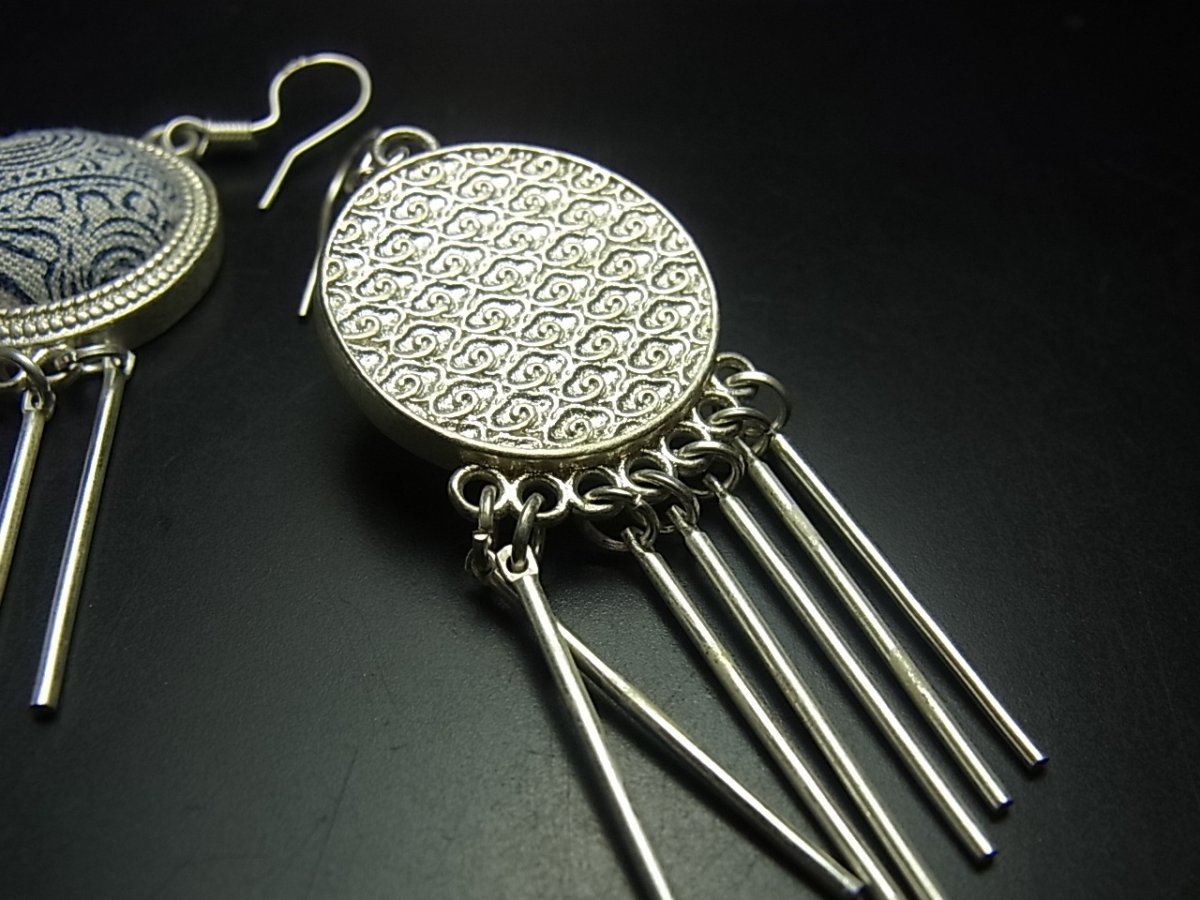 画像4: ミャオ族（苗族）の苗銀製・ろうけつ藍染め古裂ピアス/  Miao Old embroidery earrings (4)