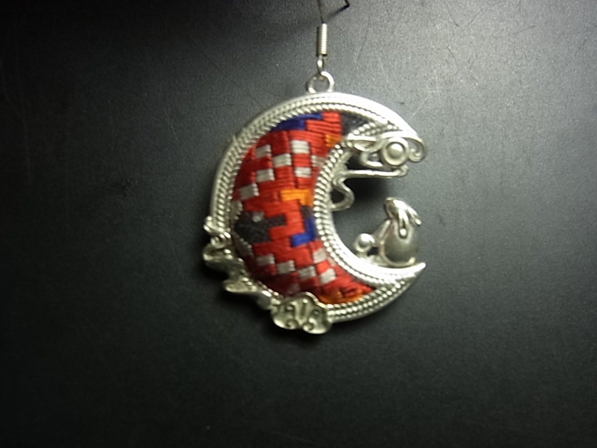 画像5: ミャオ族（苗族）の苗銀製・刺繍古裂ピアス/  Miao Old embroidery earrings　 (5)