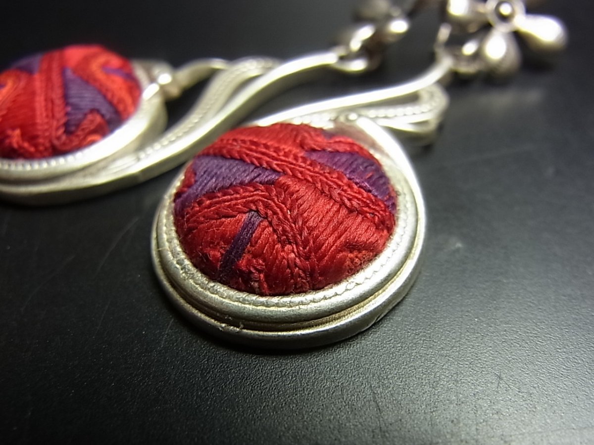画像3: ミャオ族（苗族）の苗銀製・刺繍古裂ピアス/  Miao Old embroidery earrings　 (3)