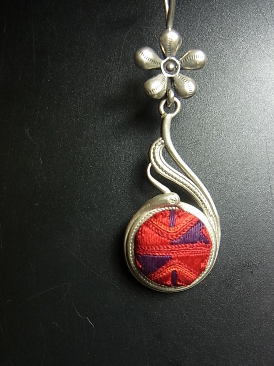 画像7: ミャオ族（苗族）の苗銀製・刺繍古裂ピアス/  Miao Old embroidery earrings　 (7)