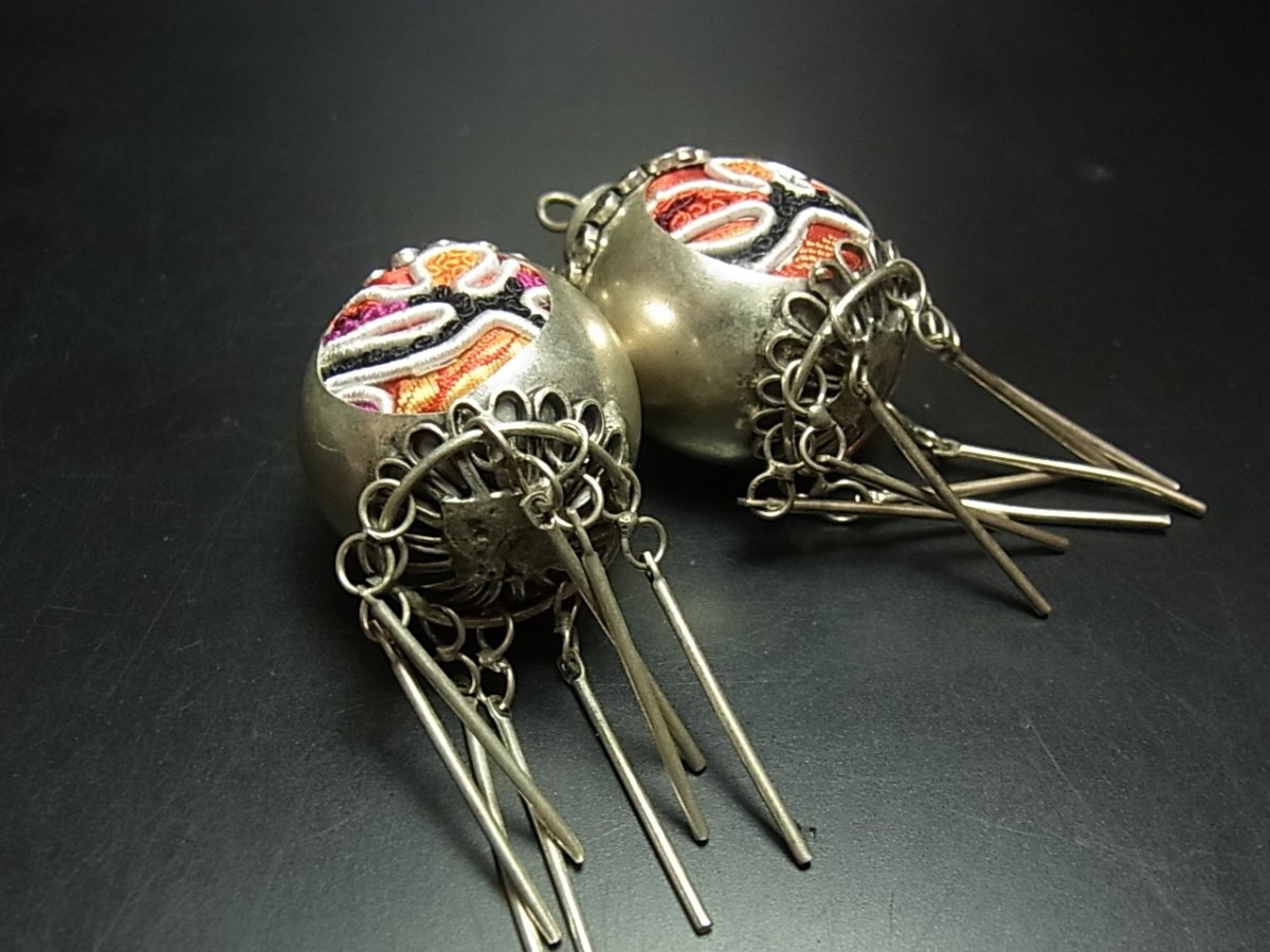 画像2: ミャオ族（苗族）の苗銀製・刺繍古裂ピアス/  Miao Old embroidery earrings　（大） (2)