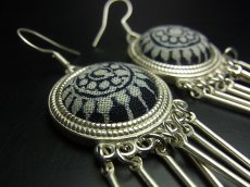 画像3: ミャオ族（苗族）の苗銀製・ろうけつ藍染め古裂ピアス/  Miao Old embroidery earrings (3)