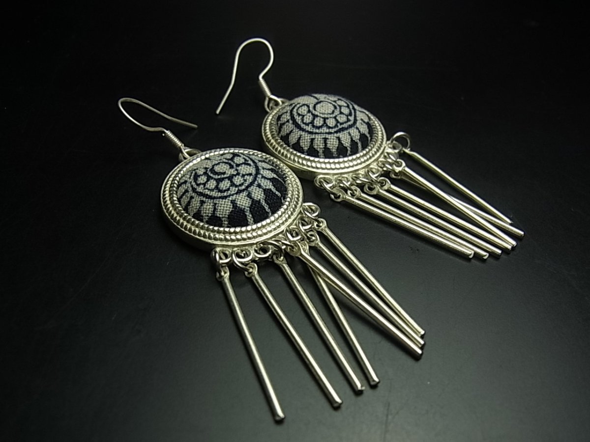 画像2: ミャオ族（苗族）の苗銀製・ろうけつ藍染め古裂ピアス/  Miao Old embroidery earrings (2)