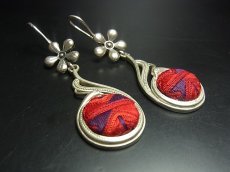 画像2: ミャオ族（苗族）の苗銀製・刺繍古裂ピアス/  Miao Old embroidery earrings　 (2)