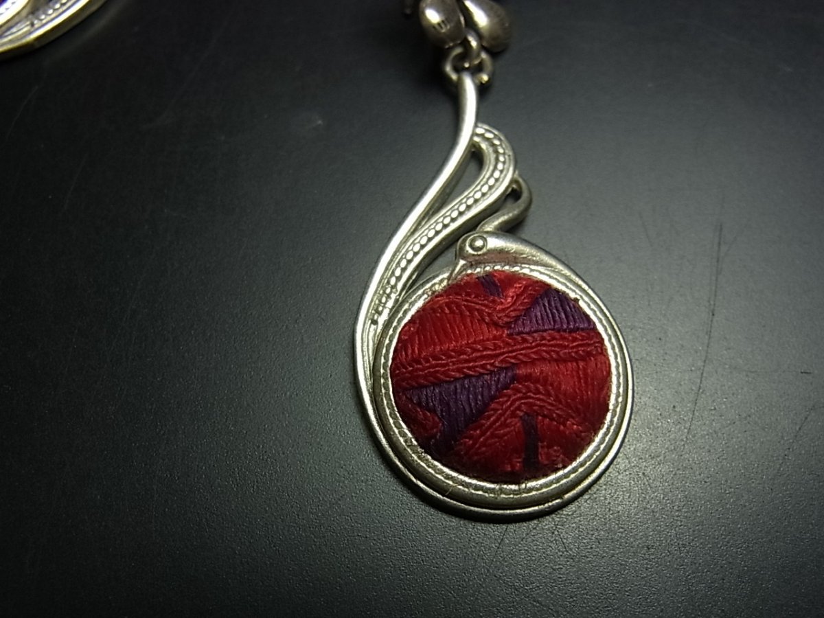 画像4: ミャオ族（苗族）の苗銀製・刺繍古裂ピアス/  Miao Old embroidery earrings　 (4)