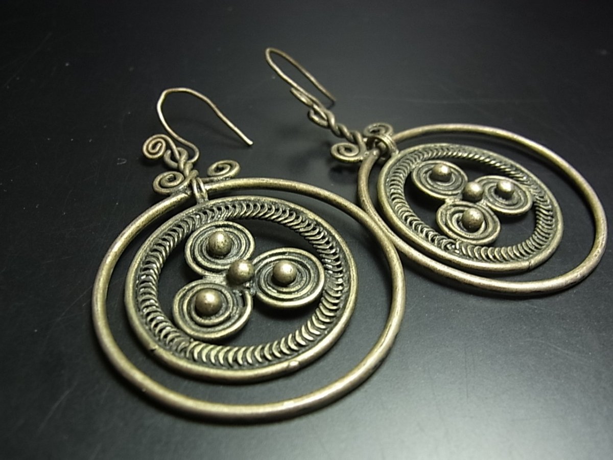 画像2: 貴州苗族（ミャオ族）の苗銀製トライバルピアス　　  (2)