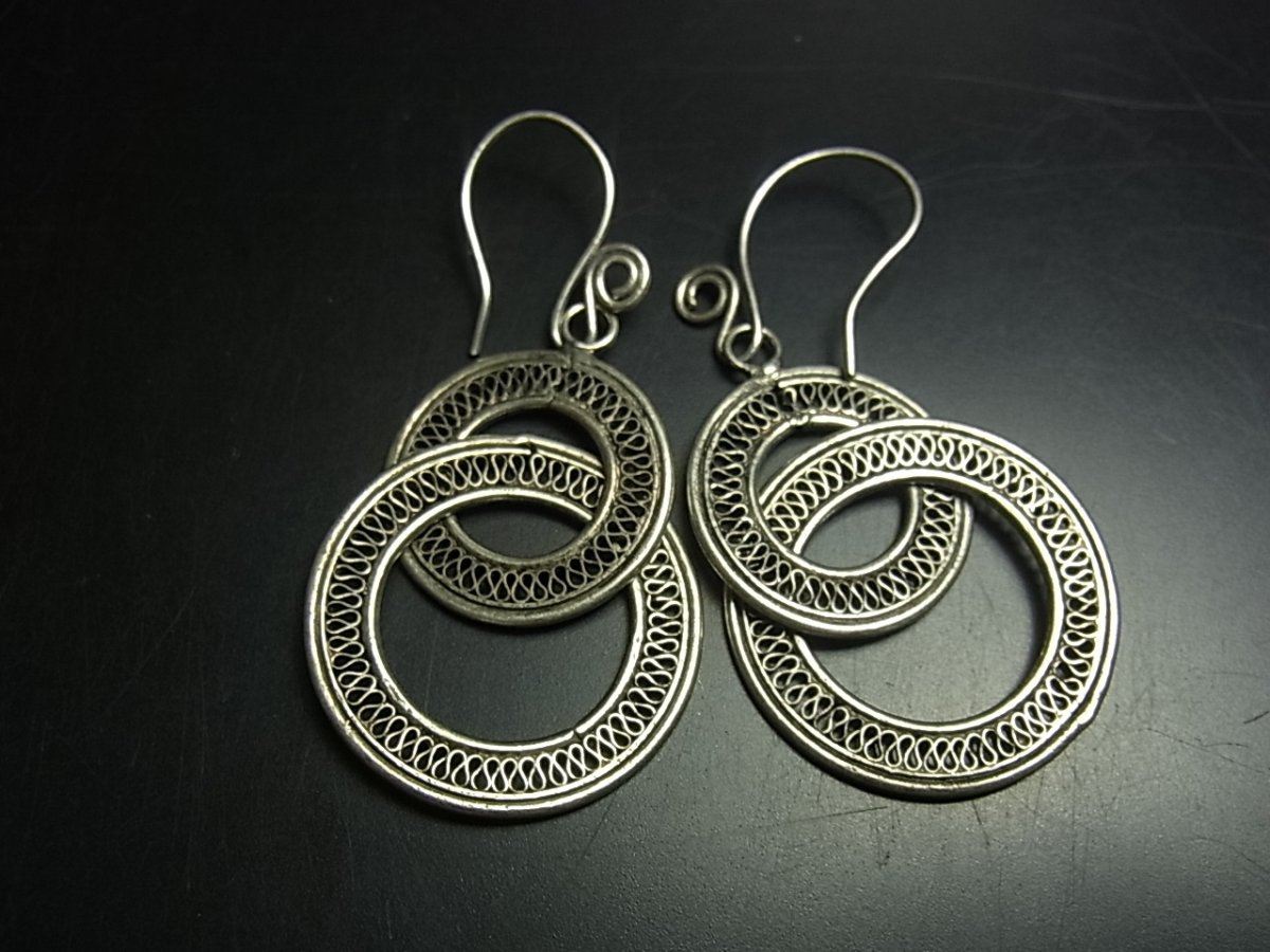 画像1: 貴州苗族（ミャオ族）の苗銀製トライバルピアス　　  (1)