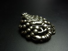 画像2: チベット・蠍の蔵銀製トクチャ（護符） (2)