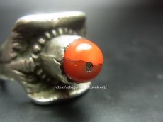画像4: アンティーク・チベタンコーラル（山珊瑚)の銀製リングOld Tibetan  silver ring with coral (4)