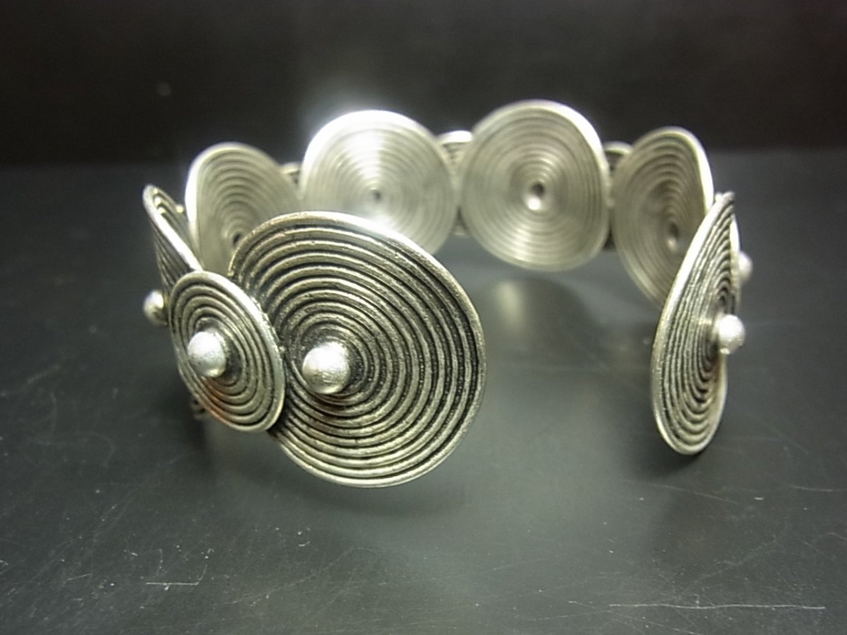 画像5: 貴州ミャオ族のシルバーバングル(ミャオ銀)　渦巻・菅笠・小 (5)