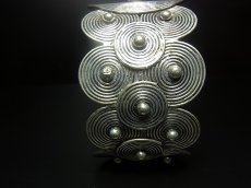 画像3: 貴州ミャオ族のシルバーバングル(ミャオ銀)　渦巻・菅笠・大 (3)