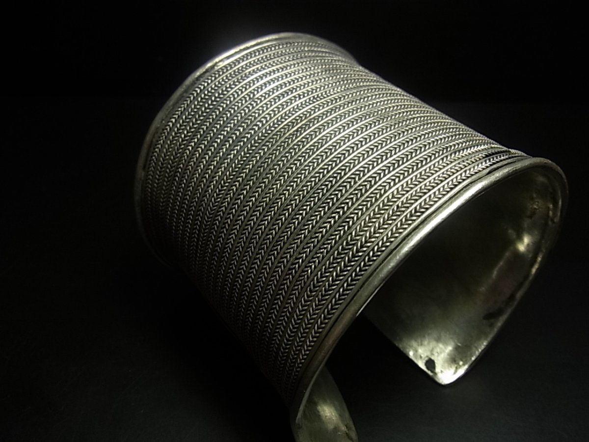 画像2: 貴州ミャオ族のシルバーバングル(ミャオ銀)　 線・大 (2)