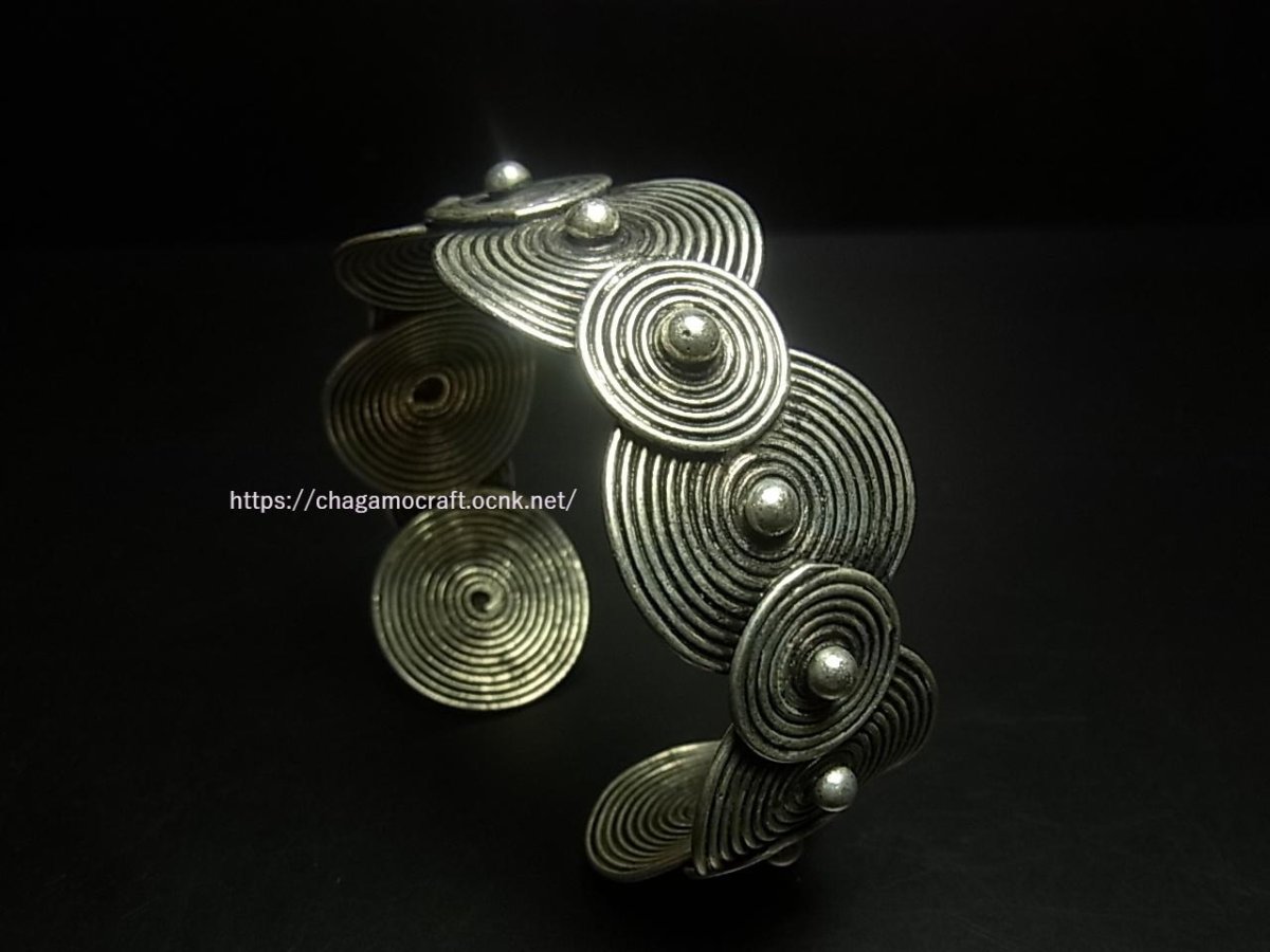 画像1: 貴州ミャオ族のシルバーバングル(ミャオ銀)　渦巻・菅笠・小 (1)