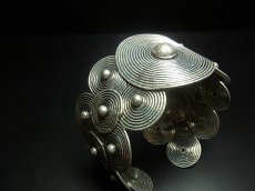 画像2: 貴州ミャオ族のシルバーバングル(ミャオ銀)　渦巻・菅笠・大 (2)
