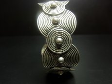 画像3: 貴州ミャオ族のシルバーバングル(ミャオ銀)　渦巻・菅笠・小 (3)