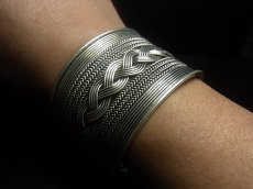 画像5: 貴州ミャオ族のシルバーバングル(ミャオ銀)　波線・大 (5)