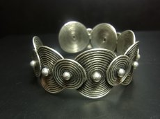 画像4: 貴州ミャオ族のシルバーバングル(ミャオ銀)　渦巻・菅笠・小 (4)