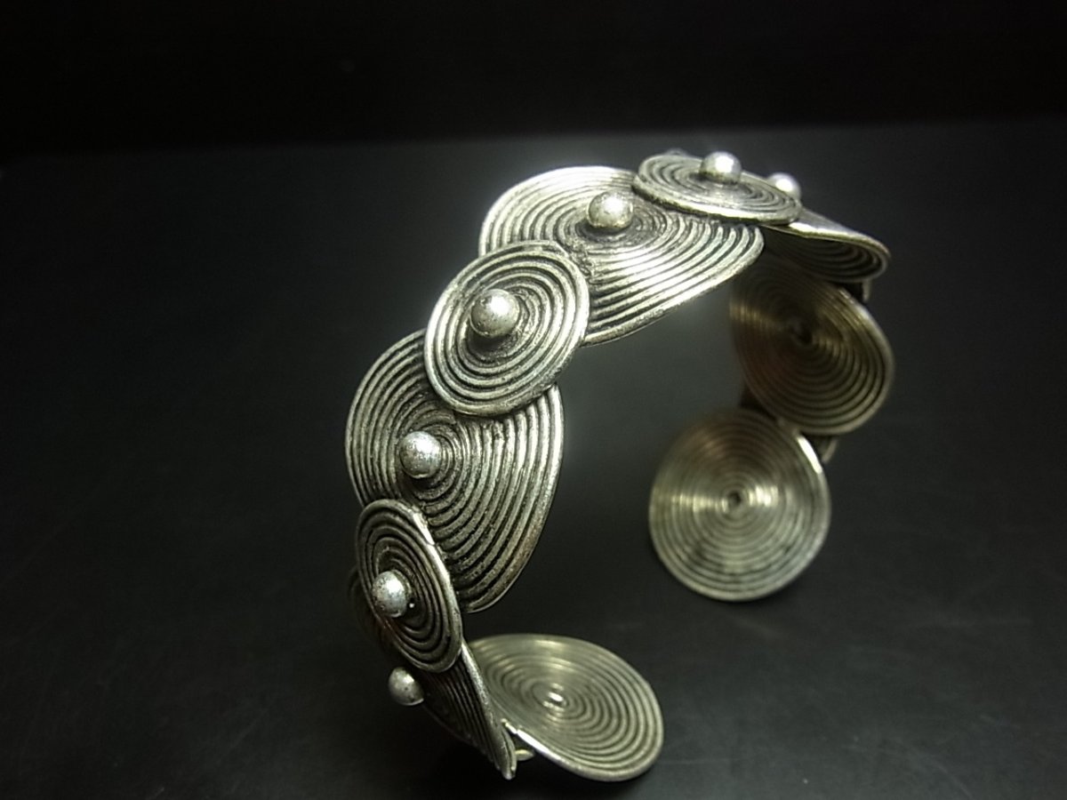 画像2: 貴州ミャオ族のシルバーバングル(ミャオ銀)　渦巻・菅笠・小 (2)