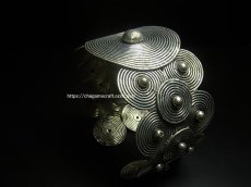 画像1: 貴州ミャオ族のシルバーバングル(ミャオ銀)　渦巻・菅笠・大 (1)