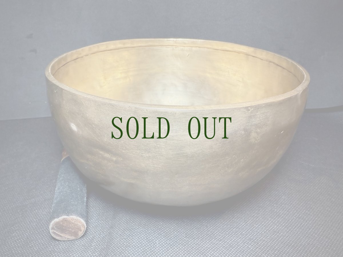 画像2: シンギングボウル・チベット密教法具（Tibetan Singing Bowl）手打ち製・大　（約19cm） (2)