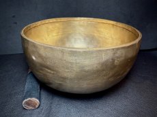 画像2: シンギングボウル・チベット密教法具（Tibetan Singing Bowl）手打ち製・大　（約19cm） (2)