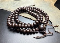 画像1: 老木珠のチベット念珠・スンドゥ付き（加持御守り紐）（Old Tibetan wood beads mala）99玉　アンティーク (1)