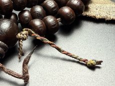 画像3: 老木珠のチベット念珠・スンドゥ付き（加持御守り紐）（Old Tibetan wood beads mala）99玉　アンティーク (3)