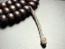 画像4: 老木珠のチベット念珠・スンドゥ付き（加持御守り紐）（Old Tibetan wood beads mala）99玉　アンティーク (4)