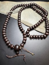 画像2: 老木珠のチベット念珠・スンドゥ付き（加持御守り紐）（Old Tibetan wood beads mala）99玉　アンティーク (2)