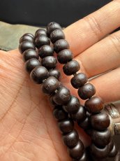 画像6: 老木珠のチベット念珠・スンドゥ付き（加持御守り紐）（Old Tibetan wood beads mala）99玉　アンティーク (6)