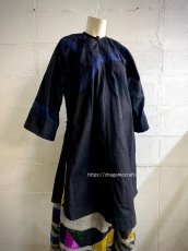 画像12: 黔南周辺・布依族（プイ族/Bouyei）頭紋布/ドビー織り木綿・藍染め・刺繍・ロング丈チュニック上衣（ビンテージ）　 (12)