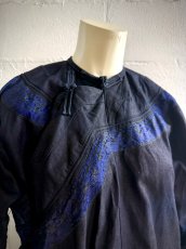 画像7: 黔南周辺・布依族（プイ族/Bouyei）頭紋布/ドビー織り木綿・藍染め・刺繍・ロング丈チュニック上衣（ビンテージ）　 (7)