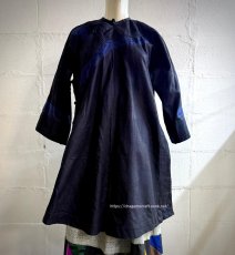 画像4: 黔南周辺・布依族（プイ族/Bouyei）頭紋布/ドビー織り木綿・藍染め・刺繍・ロング丈チュニック上衣（ビンテージ）　 (4)