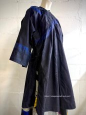 画像3: 黔南周辺・布依族（プイ族/Bouyei）頭紋布/ドビー織り木綿・藍染め・刺繍・ロング丈チュニック上衣（ビンテージ）　 (3)