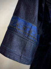 画像8: 黔南周辺・布依族（プイ族/Bouyei）頭紋布/ドビー織り木綿・藍染め・刺繍・ロング丈チュニック上衣（ビンテージ）　 (8)