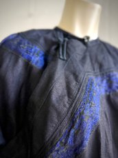 画像9: 黔南周辺・布依族（プイ族/Bouyei）頭紋布/ドビー織り木綿・藍染め・刺繍・ロング丈チュニック上衣（ビンテージ）　 (9)