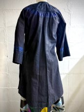 画像5: 黔南周辺・布依族（プイ族/Bouyei）頭紋布/ドビー織り木綿・藍染め・刺繍・ロング丈チュニック上衣（ビンテージ）　 (5)