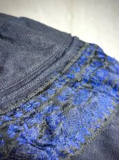 画像11: 黔南周辺・布依族（プイ族/Bouyei）頭紋布/ドビー織り木綿・藍染め・刺繍・ロング丈チュニック上衣（ビンテージ）　 (11)