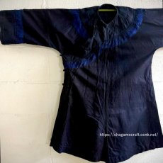 画像2: 黔南周辺・布依族（プイ族/Bouyei）頭紋布/ドビー織り木綿・藍染め・刺繍・ロング丈チュニック上衣（ビンテージ）　 (2)