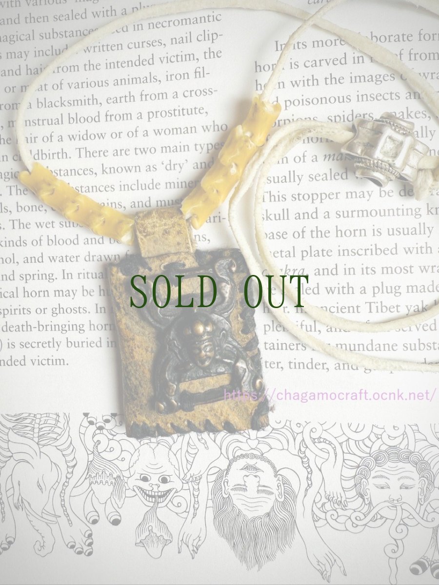 画像1: チベット密教・経文鍵（ tibetan fibula thogchag）のトクチャ と革製ガウ、蛇骨珠、ヤク革紐の首飾り　 (1)