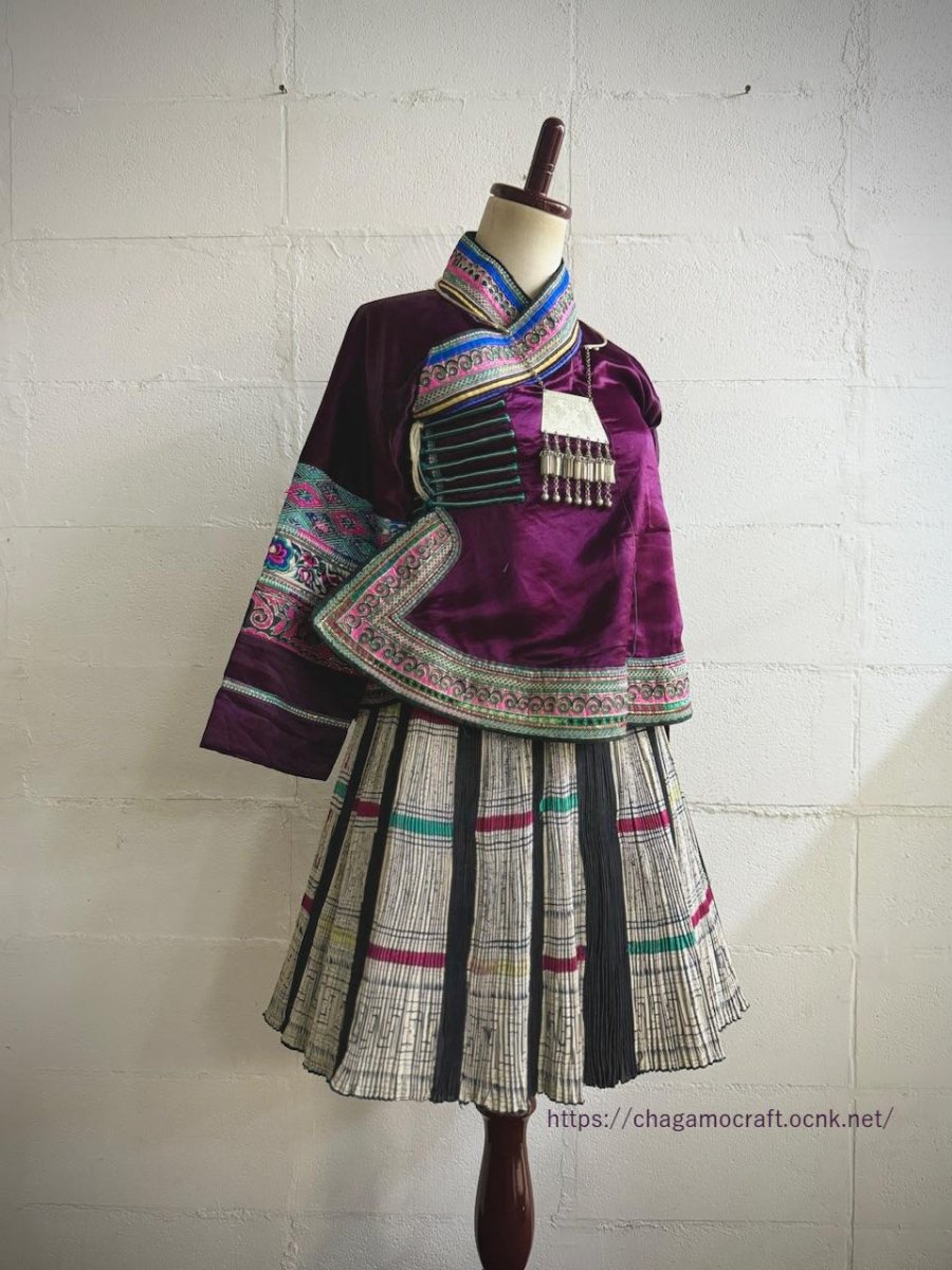 画像4: 榕江苗族(rong jiang miao/ミャオ族）藍染・ろうけつ　プリーツ巻きスカート　(ビンテージ） (4)