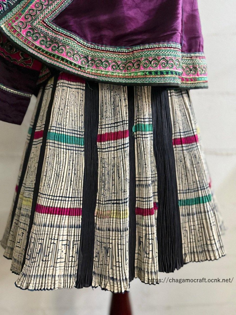 画像3: 榕江苗族(rong jiang miao/ミャオ族）藍染・ろうけつ　プリーツ巻きスカート　(ビンテージ） (3)