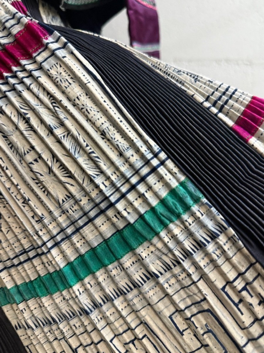 画像6: 榕江苗族(rong jiang miao/ミャオ族）藍染・ろうけつ　プリーツ巻きスカート　(ビンテージ） (6)