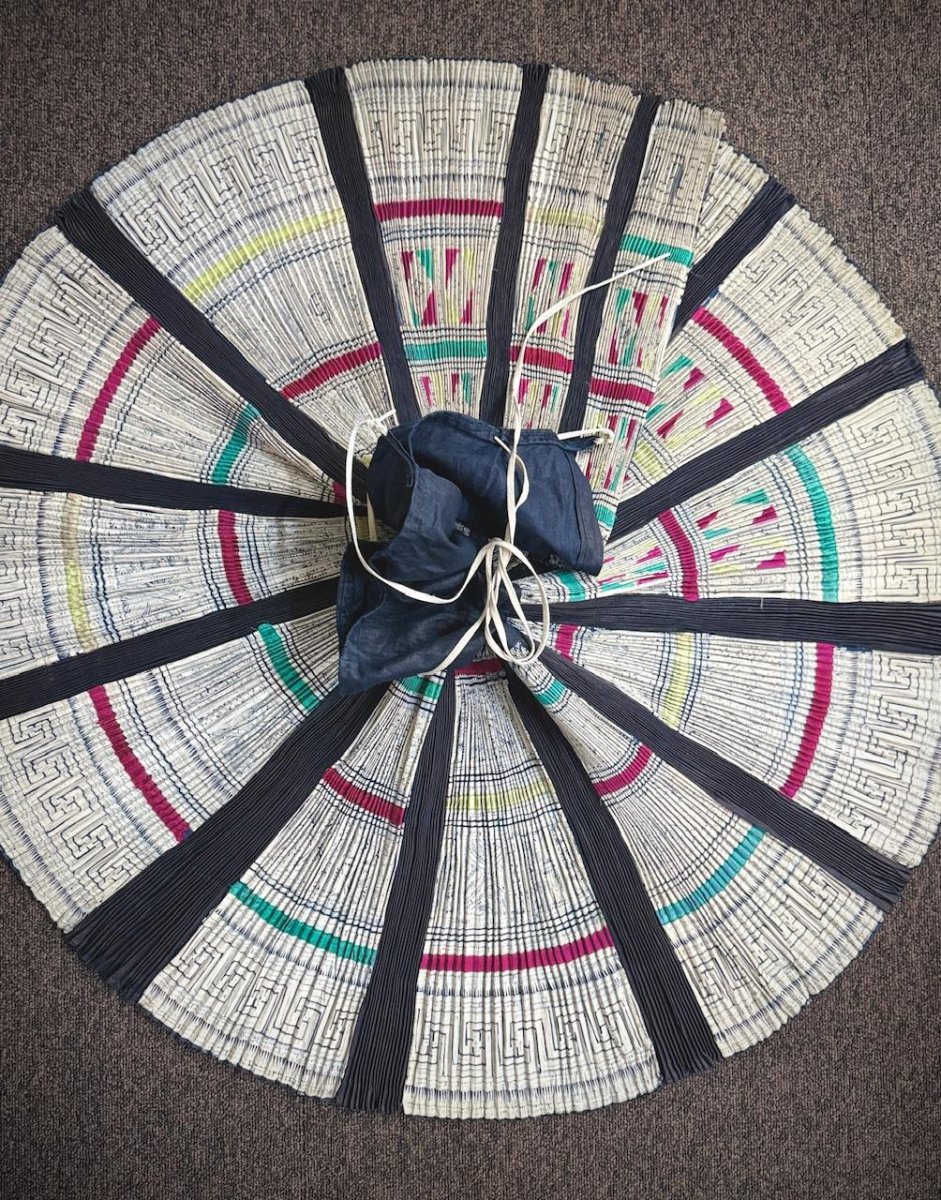 画像11: 榕江苗族(rong jiang miao/ミャオ族）藍染・ろうけつ　プリーツ巻きスカート　(ビンテージ） (11)