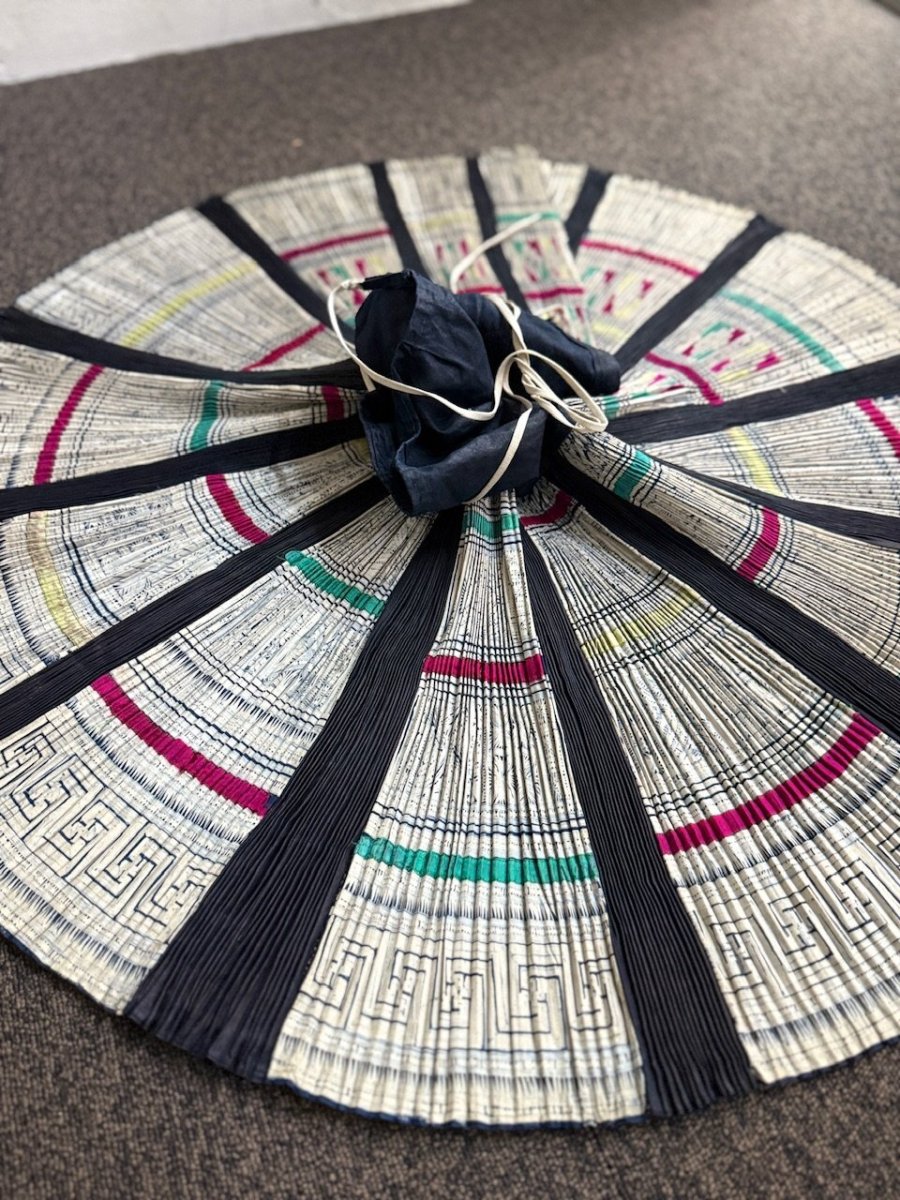 画像12: 榕江苗族(rong jiang miao/ミャオ族）藍染・ろうけつ　プリーツ巻きスカート　(ビンテージ） (12)