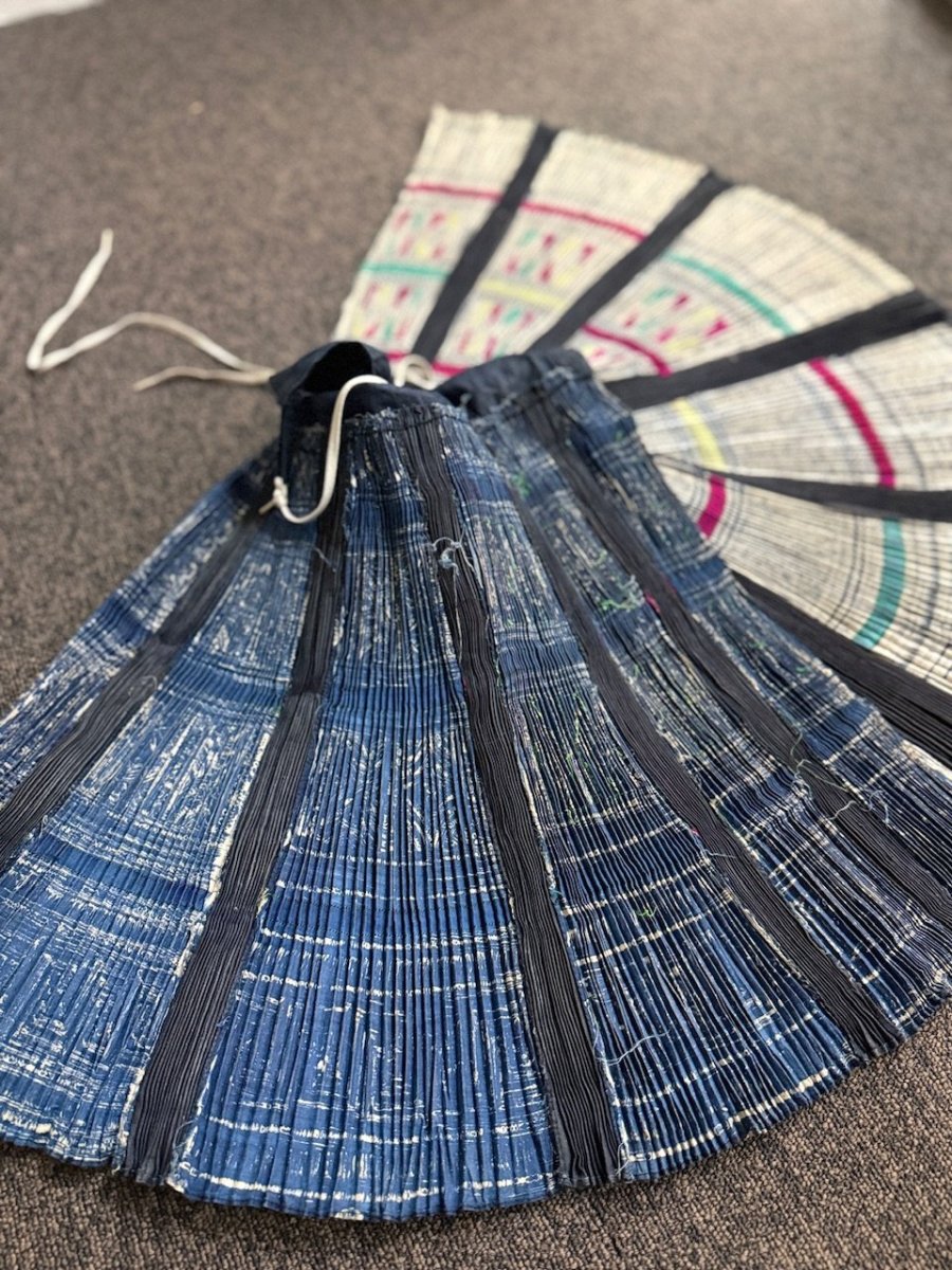 画像13: 榕江苗族(rong jiang miao/ミャオ族）藍染・ろうけつ　プリーツ巻きスカート　(ビンテージ） (13)